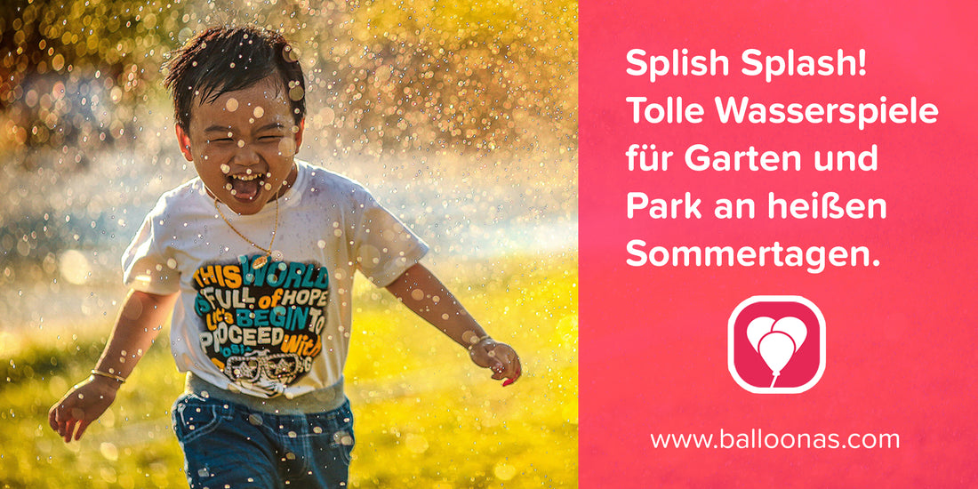 Ein kleiner Junge rennt durch einen Wasserstrahl und lacht über das ganze Gesicht. Text an der rechten Seite: Splish Splash! Tolle Wasserspiele für Garten und Park an heißen Sommertagen. www.balloonas.com.