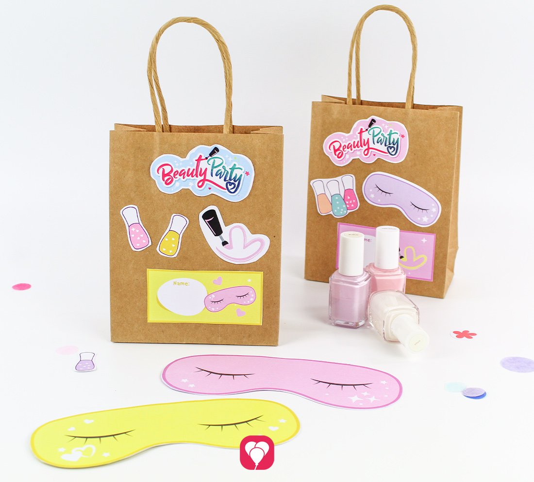 Zwei Geschenktüten sind dekoriert mit den Stickern im Design  der balloonas Beauty Party Geschenkaufkleber. Neben den Tüten stehen drei Nagellacke in unterschiedlichen Farben sowie zwei ausgedruckte Schlafmasken für die Beauty Party.
