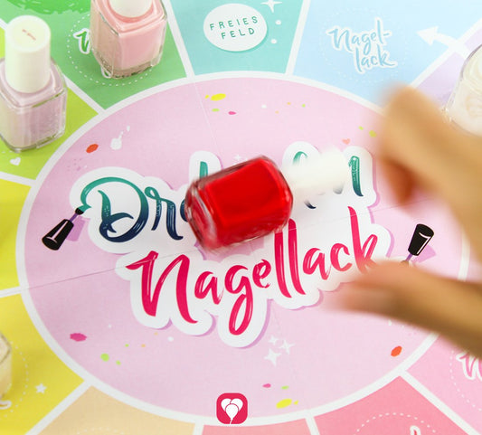 Das Spielfeld des DIY Spiels "Dreh den Nagellack" von balloonas. In der Mitte des Spielfelds wird ein roter Nagellack gedreht.