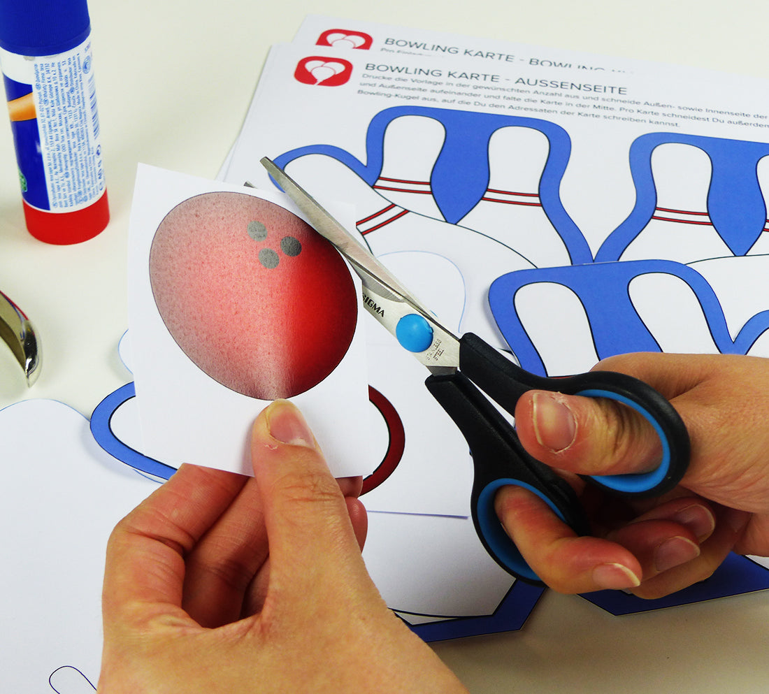 Schritt 2 zur DIY Einladungskarte von balloonas: Eine Bowlingkugel wird ausgeschnitten.
