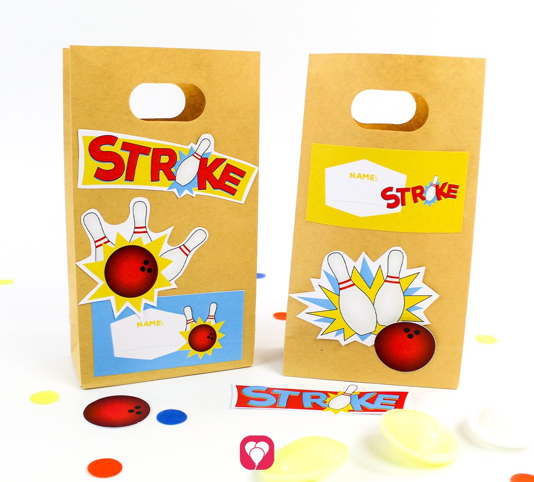 Zwei Papiergeschenktüten sind mit Stickern von den balloonas Bowling Geschenkaufklebern versehen.