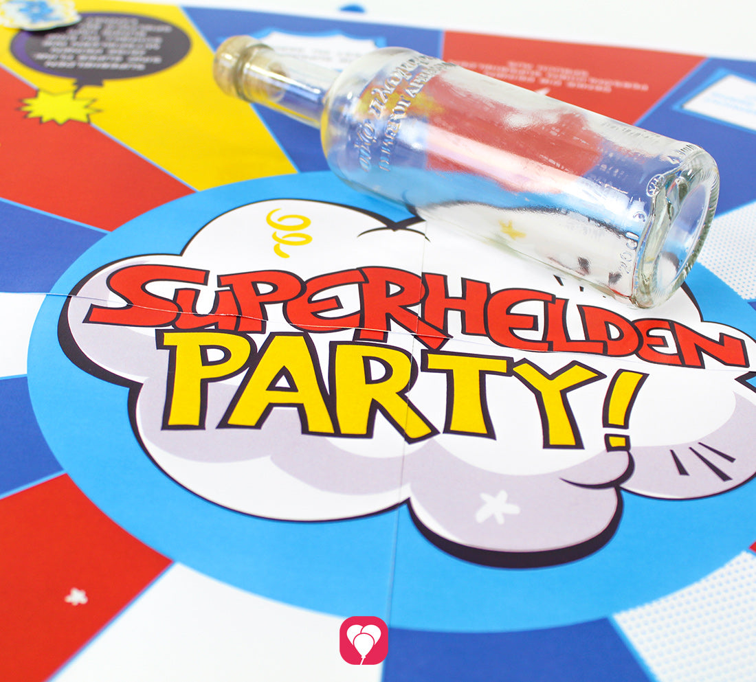 Spielfeld für das Partyspiel Superhelden Flaschendrehen von balloonas. In der Mitte des Spielfelds liegt eine Glasflasche.